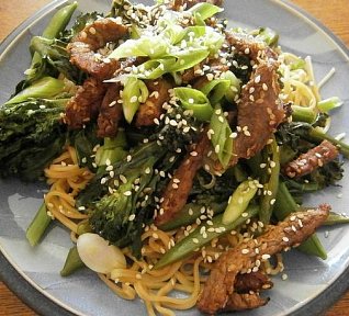 Hovězí s nudlemi a sezamovými semínky