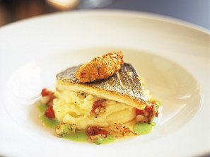 Filet z candáta se šťouchaným bramborem a petrželovou omáčkou Filet z candáta se šťouchaným bramborem a petrželovou omáčkou