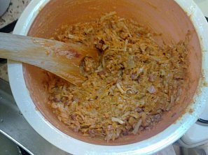 Segedinský salát a toast s bylinkovým máslem