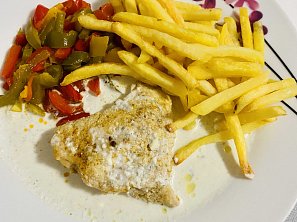 Krůtí prsa se sýrovou omáčkou a opečenou zeleninou