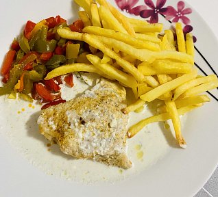 Krůtí prsa se sýrovou omáčkou a opečenou zeleninou