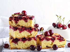 Hrnková bublanina s třešněmi