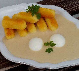 Smetanová cibulová omáčka s bramborovými šiškami