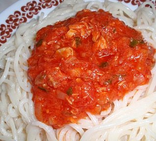 Jednoduché rajčatové těstoviny s tuňákem