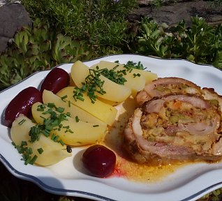 Kuřecí roláda s žemlovou nádivkou