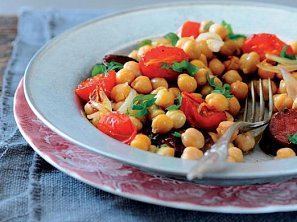 Cizrnový salát s rajčaty a chorizem