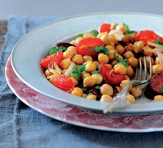 Cizrnový salát s rajčaty a chorizem