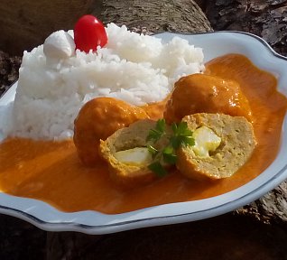 Masové kuličky s mozzarellou v pikantní omáčce