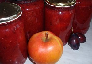 Jablečný rozvar (povidla, přesnídávka) se švestkami
