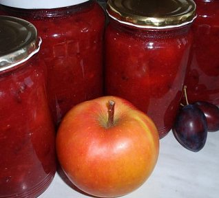 Jablečný rozvar (povidla, přesnídávka) se švestkami