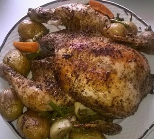 Kořeněné pečené kuře s pečenými bramborami