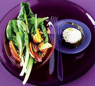 Salát z mangoldu a broskví s kozím sýrem