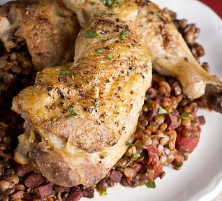 Pečené kuře s čočkou beluga