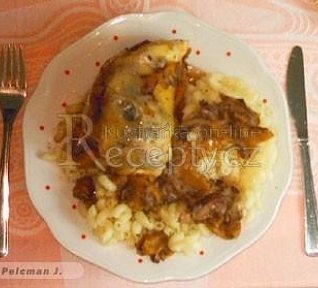 Broskvové kuře na červeném víně v římském hrnci