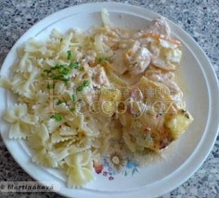 Zapékané kuřecí maso s lečem a sýrem