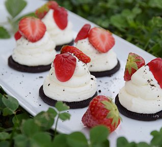 Cheesecake Pedro dortíčky s jahodovo - čokoládovou polevou