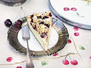 Cheesecake s třešněmi a drobenkou Cheesecake s třešněmi a drobenkou