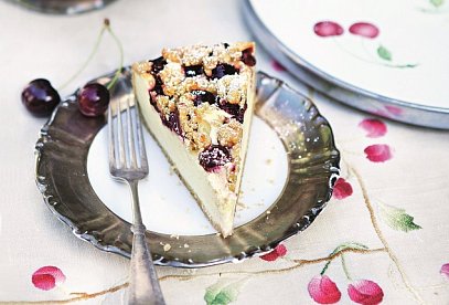 Cheesecake s třešněmi a drobenkou