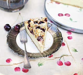 Cheesecake s třešněmi a drobenkou