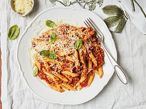 Těstoviny s rajčaty a čočkou