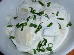 Česnekovo-zázvorový okurkový salát