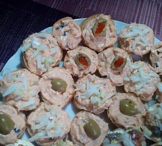 Tuňáková pomazánka s olivami na chlebíčky nebo jednohubky