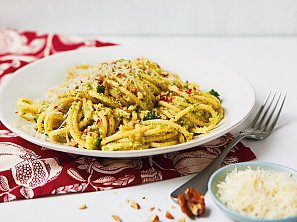 Těstoviny s brokolicí a ořechy