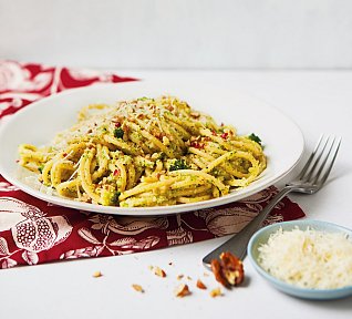 Těstoviny s brokolicí a ořechy