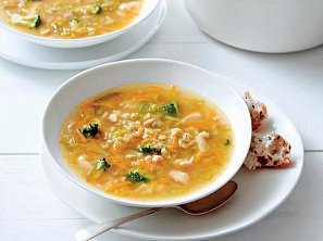 Kuřecí polévka s kroupami