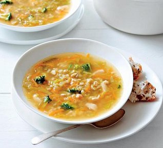 Kuřecí polévka s kroupami