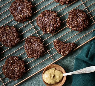 Nepečené ovesné sušenky s arašídovým krémem