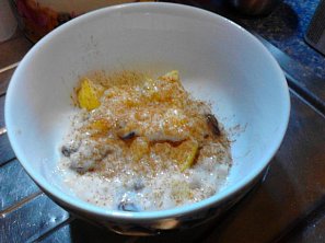 Ovesná kaše s jablky, rozinkami a skořicí