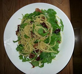 Špagety s rukolou,sušenými rajčaty,italskou šunkou posypané parmazánem