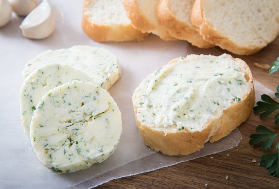 Jednoduché česnekové máslo