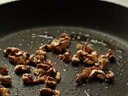 Zmrzlina s karamelizovanými vlašskými ořechy