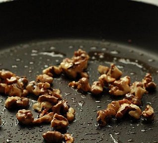 Zmrzlina s karamelizovanými vlašskými ořechy