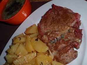 Česneková krkovička na tymiánových bramborách