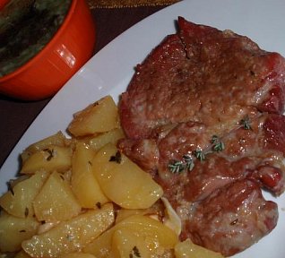 Česneková krkovička na tymiánových bramborách