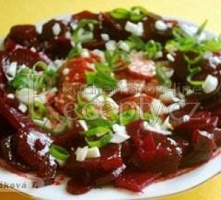 Salát z červené řepy s klobásou