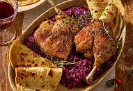 Husí stehna, červené zelí a domácí lokše