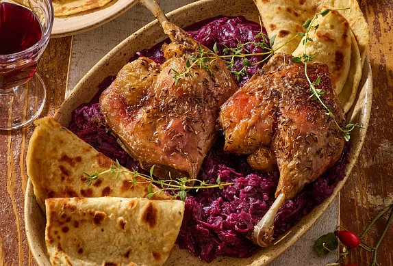 Husí stehna, červené zelí a domácí lokše