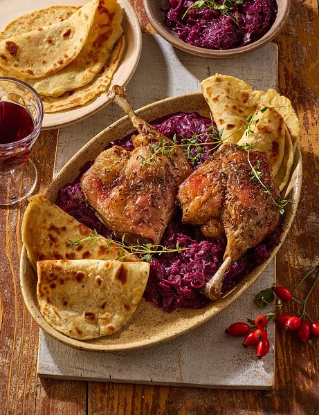 Husí stehna, červené zelí a domácí lokše