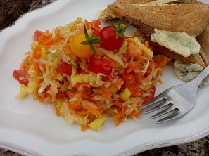 Barevný zelný salát se zeleninou