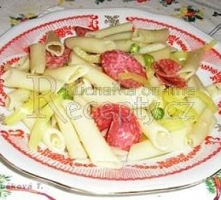 Těstovinový salát se salámem