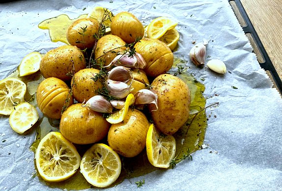 Pečené brambory s česnekem a citronem