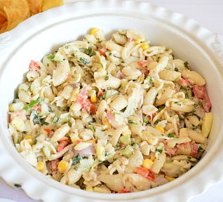 Těstovinový salát s kuřecím masem a zeleninou