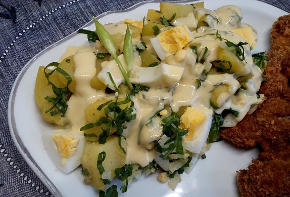 Bramborový salát s vejci a medvědím česnekem