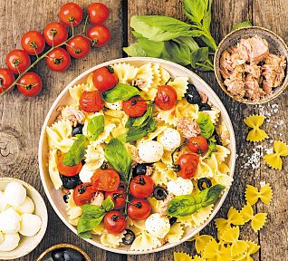 Těstovinový salát s tuňákem a mozzarellou