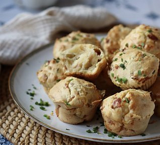 Sýrové muffiny se slaninou a pažitkou