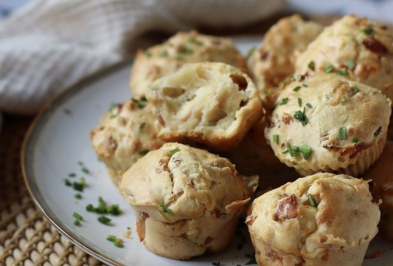 Sýrové muffiny se slaninou a pažitkou